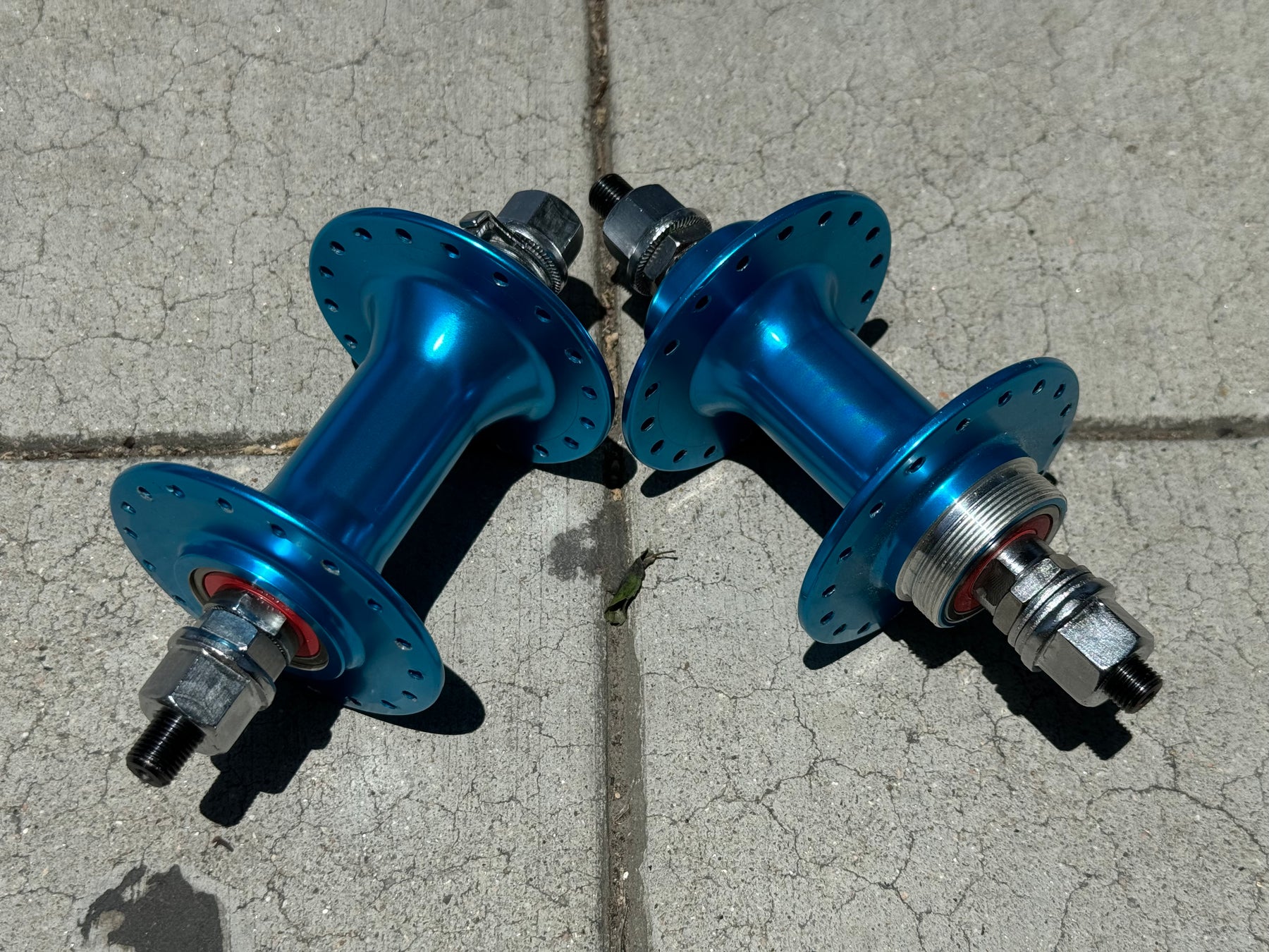 complete view of the Haro Legends Hub set blue